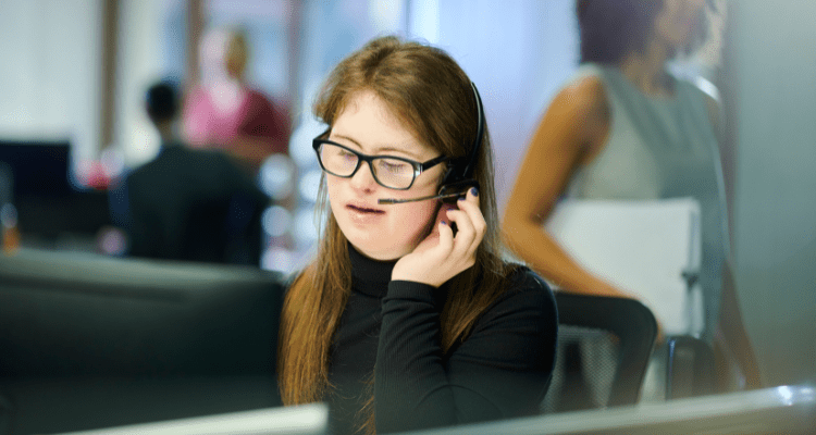 collega's houden een creatieve brainstorm